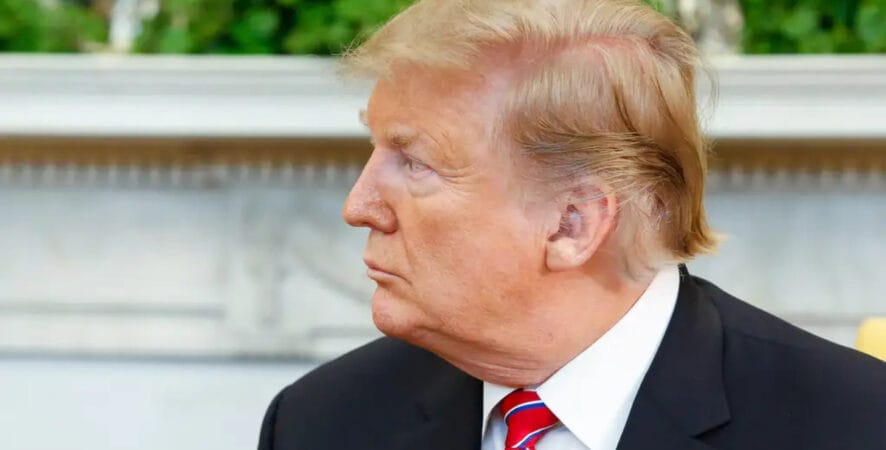 Trump revoga ordem de IA de Biden que obrigava empresas a mostrar riscos da tecnologia para o governo