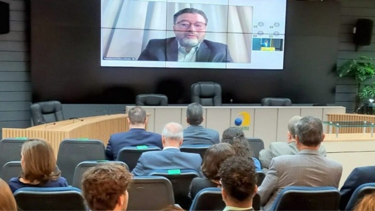 Conselheiro diretor da Anatel fala sobre regulamentação da IA