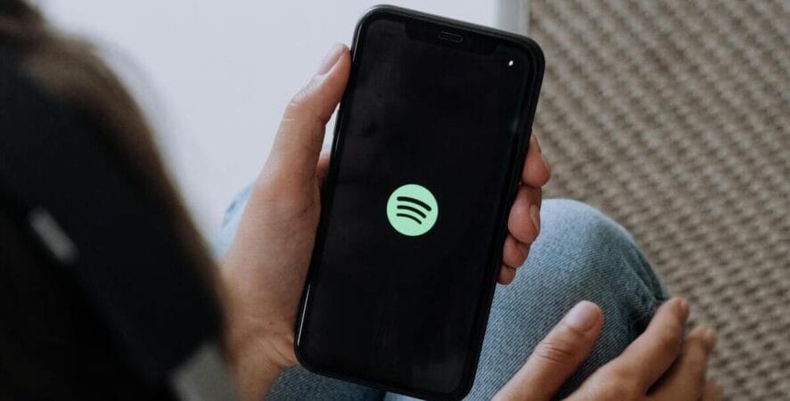 Audiolivros dublados na IA da ElevenLabs passam a ser aceitos pelo Spotify