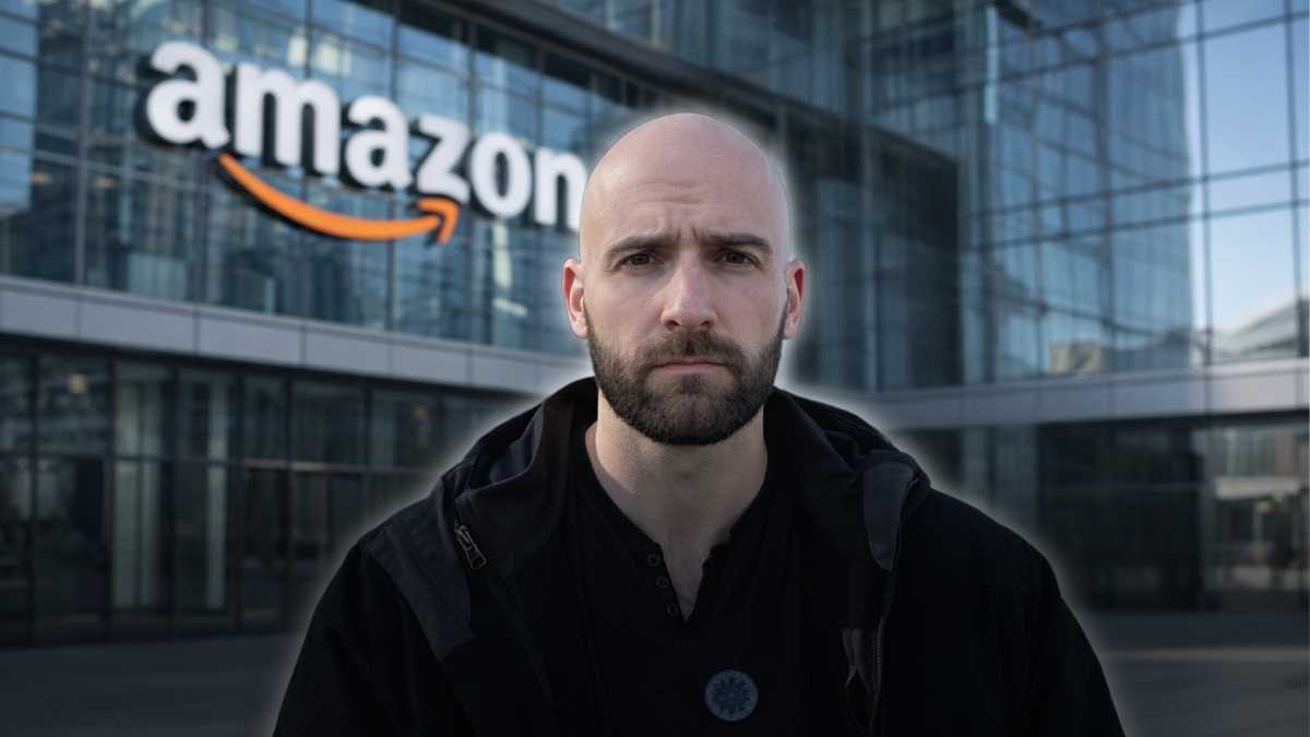 logo da amazon homem branco no centro