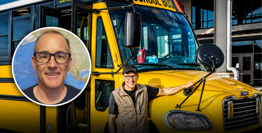 Engenheiro da Adobe com 25 anos de experiência não consegue emprego depois de demissão e vira motorista de ônibus escolar